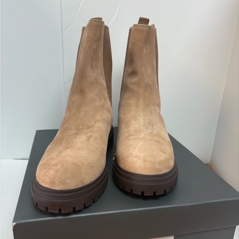 Ann Taylor Woken’s Chelsea Boots in Dessert Sand, Size 8.5, New in Box